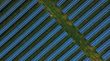 田野里一排排的太阳能电池板